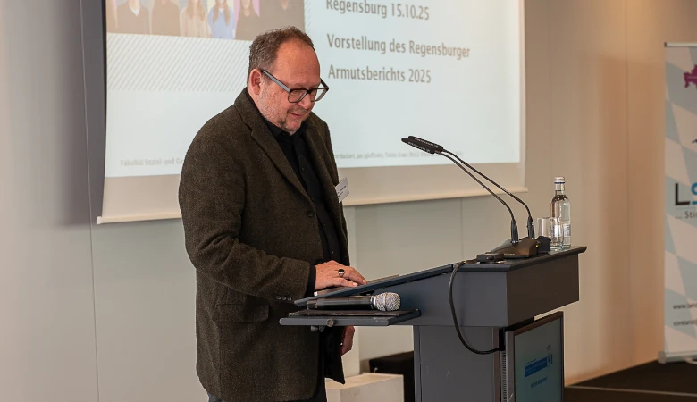 Bild von Herrn Prof. Backert beim Vortrag