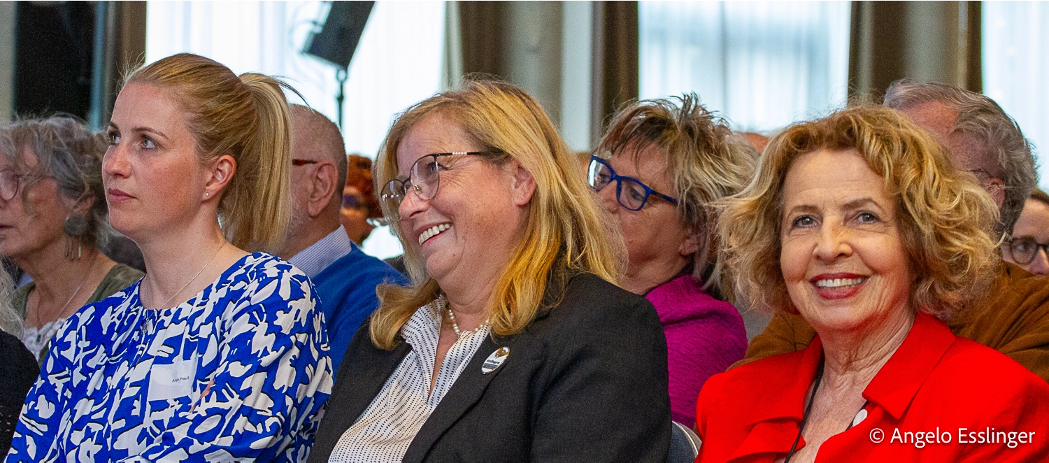 Foto zeigt u.a. Frau Preuß (afa), Frau Schmidt, MdL, und Frau May