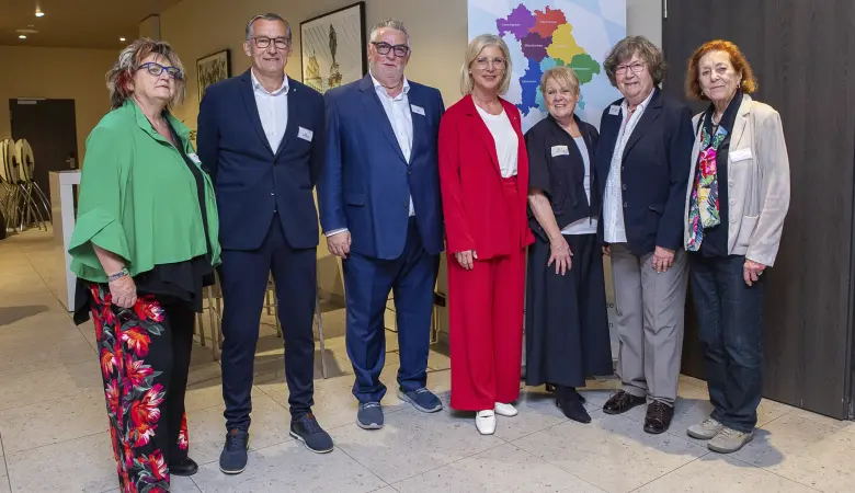 Bild zeigt Mitglieder des Vorstands und Frau Staatsministerin Scharf