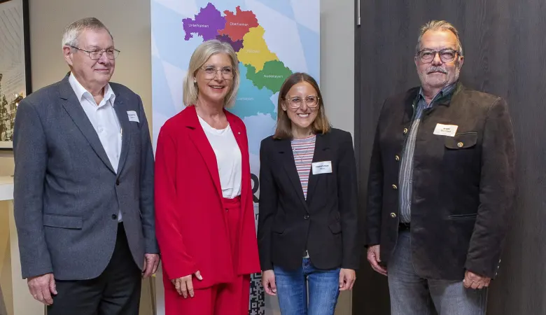 Bild zeigt Delegierte und Frau Staatsministerin Scharf